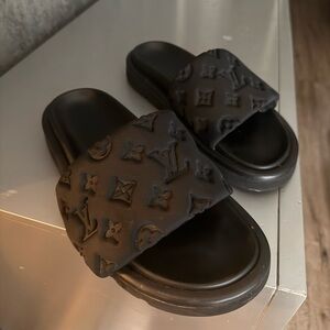 LV POOL PILLOW SLIDES SIZE41